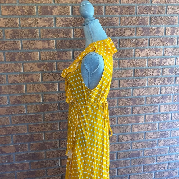 Sleeveless Yellow wrap around dress with white pokadots - Picture 2 of 3
